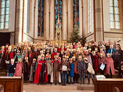Alle Sternsinger vor dem Altar der Kirche zum Gruppenfoto versammelt